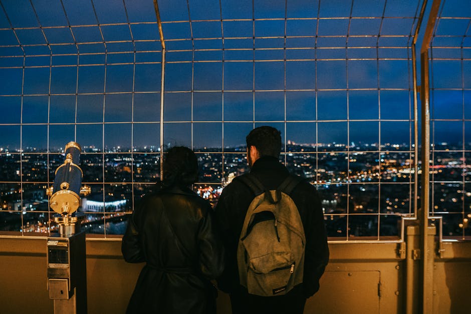 backpackers in front of eiffel tower