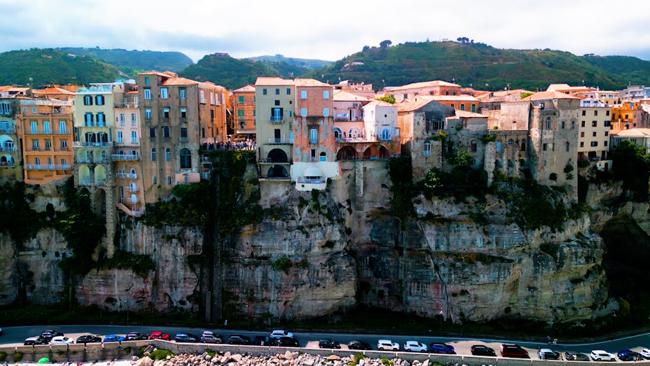 Pittoresque Italian village cliff
