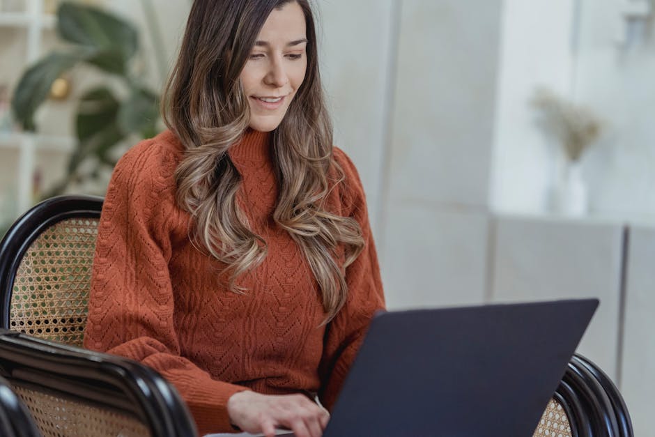 woman using AI content scheduler on laptop